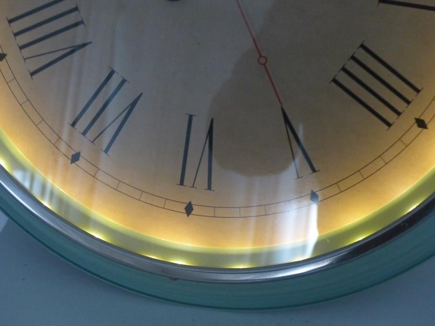 Ikea wandklok BRAVUR, mint groen. Met licht erin. 59 cm., Ophalen of Verzenden, Zo goed als nieuw, Analoog, Wandklok