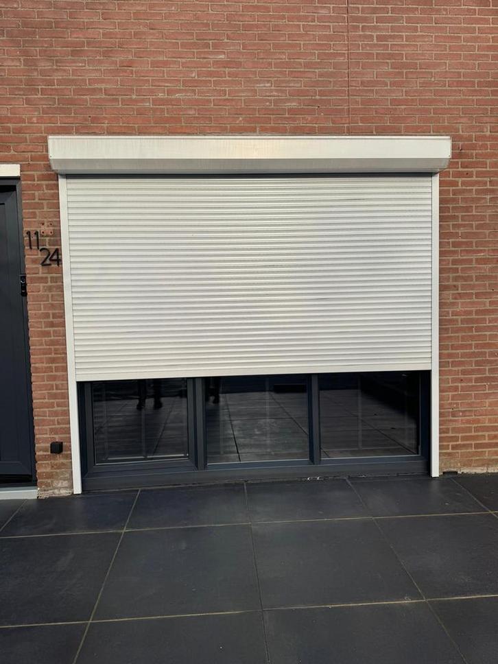 Elektrische rolluik in zeer goede staat 280x255 cm, Doe-het-zelf en Verbouw, Rolluiken, Zo goed als nieuw, 200 cm of meer, Wit