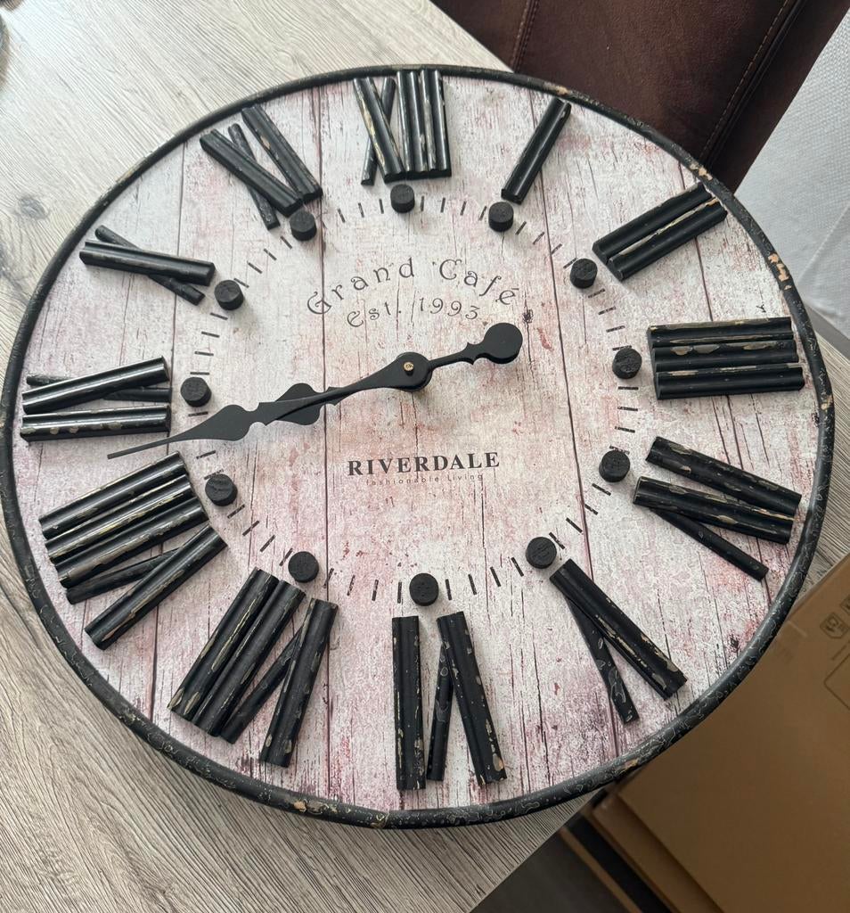Riverdale klok, Huis en Inrichting, Woonaccessoires | Klokken, Ophalen of Verzenden, Zo goed als nieuw, Wandklok