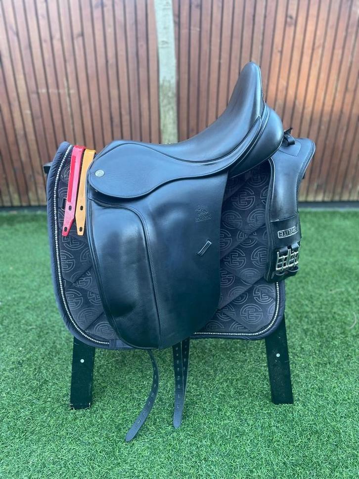 Prachtige Fairfax Classic Dressuur17,5 inch Zwart, Dieren en Toebehoren, Paarden en Pony's | Zadels, Zo goed als nieuw, Dressuur