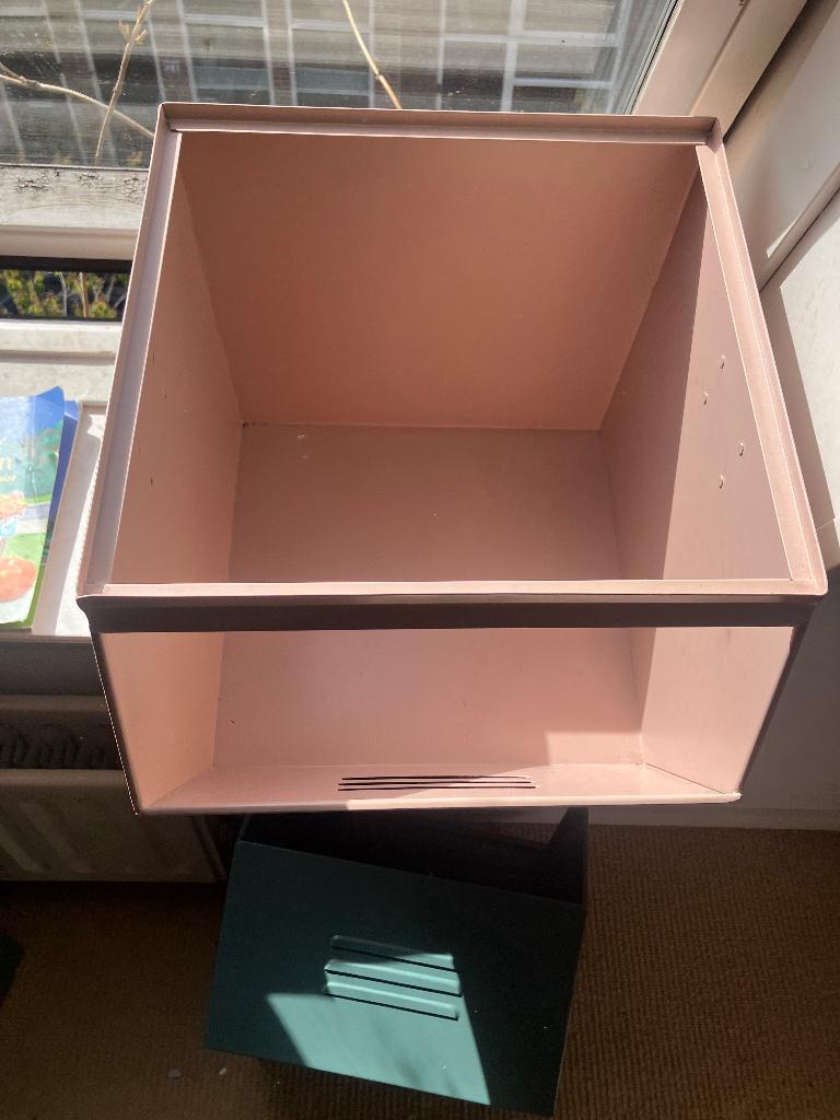 stapelbare metalen opbergdozen, Huis en Inrichting, Woonaccessoires | Kisten, Ophalen, Minder dan 50 cm, Minder dan 50 cm, Zo goed als nieuw