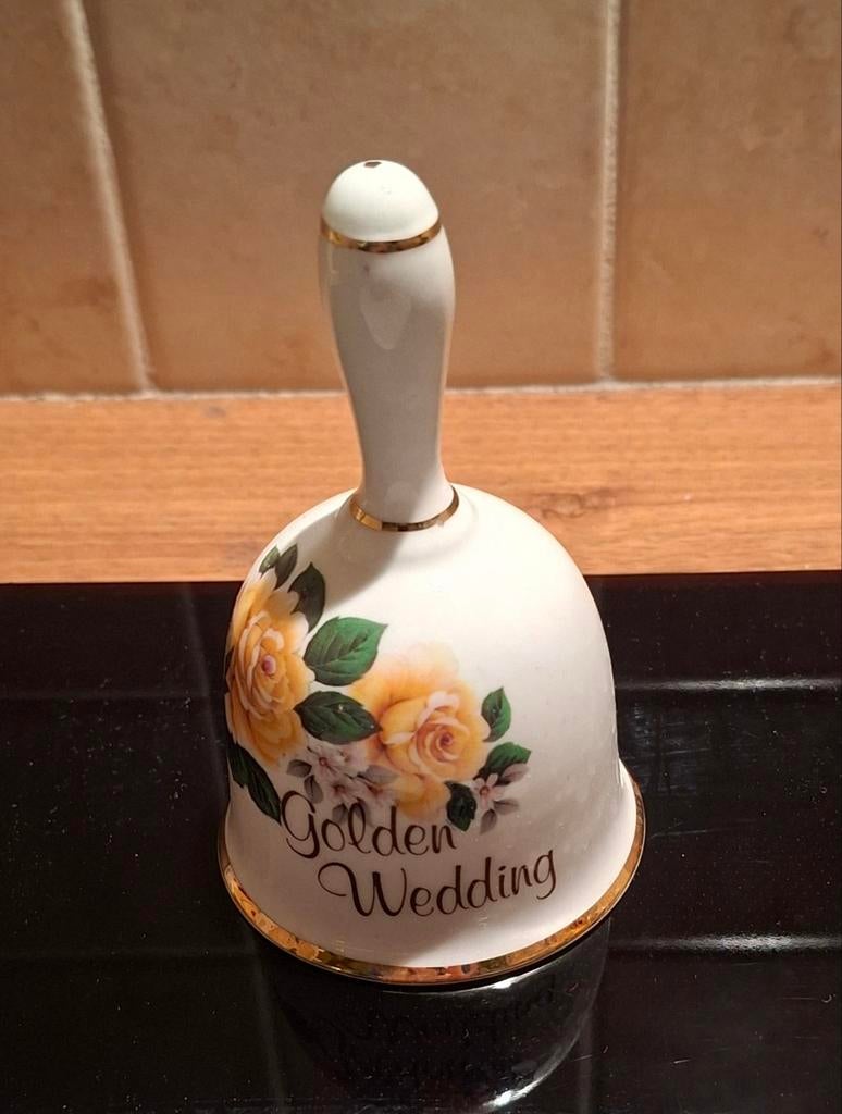 Porseleinen bel met gele rozen en 'Golden Wedding', Ophalen of Verzenden