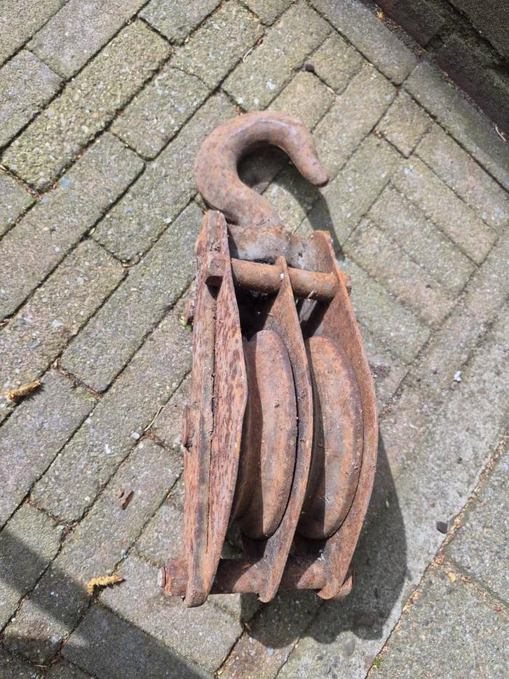 Antieke Katrol met Haak - Decoratief en Robuust, Doe-het-zelf en Verbouw, Lieren en Takels, Ophalen of Verzenden