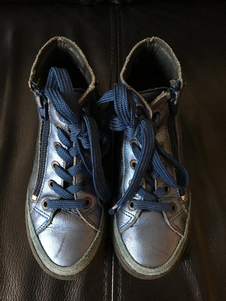 TE KOOP: echt leren sneakers meisje Piedro maat 30 ZGAN, Meisje, Schoenen, Ophalen of Verzenden, Zo goed als nieuw