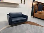 Nieuw Design on Stock Heelz Loveseat Blauw leer design stoel, Huis en Inrichting, Fauteuils, Design on stock, Nieuw, Ophalen of Verzenden
