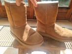 UGG Classic short maat 38 cognac en zwart, Kleding | Dames, Ophalen of Verzenden, Zo goed als nieuw, Zwart, Pantoffels of Sloffen