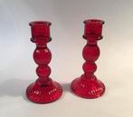 Twee rode glazen kaarskandelaars, kandelaars, rood glas, Minder dan 25 cm, Overige materialen, Ophalen of Verzenden, Rood
