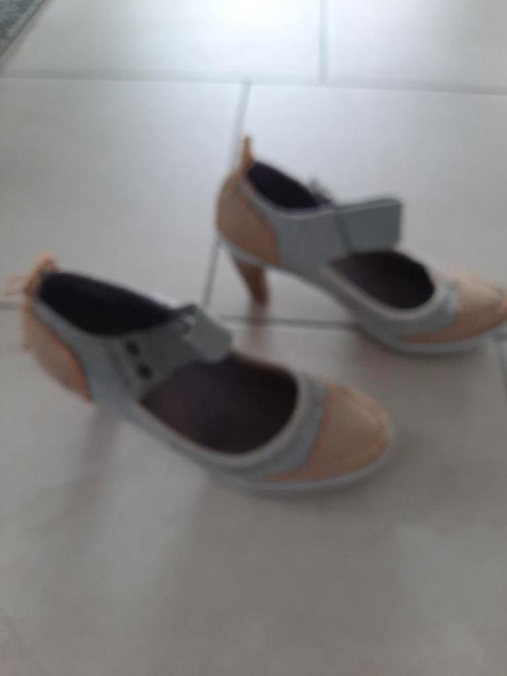 pumps in casual stijl, Kleding | Dames, Schoenen, Zo goed als nieuw, Pumps, Grijs, Ophalen of Verzenden
