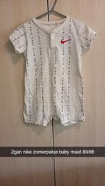 Zgan NIKE zomerpakje beige maat 80/86, Ophalen of Verzenden, Zo goed als nieuw, Jongetje of Meisje, Pakje