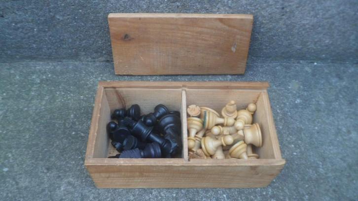 Houten kistje schaakstukken 32 schaak stukken schaakspel, Hobby en Vrije tijd, Gezelschapsspellen | Bordspellen, Gebruikt, Ophalen of Verzenden