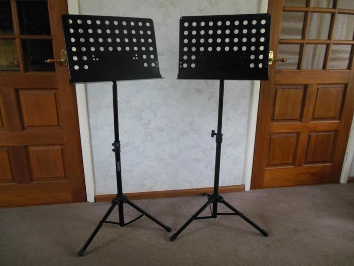 Twee muziekstandaarden of menu standaarden, Muziek en Instrumenten, Standaards, Zo goed als nieuw, Muziekstandaard, Ophalen of Verzenden