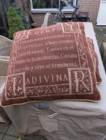 2 Sierkussens 50x50 cm beschikbaar voor biedingen