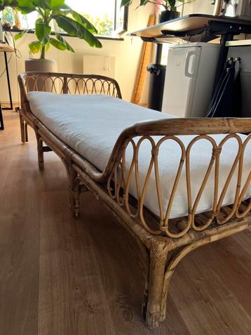 In zeer goede staat - Rotan daybed / kinderbed / loungebed beschikbaar voor biedingen