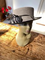 Prachtige hoed - grijs vilt met zwarte sisal rand - corsage, Ophalen of Verzenden, Hoed, Zo goed als nieuw