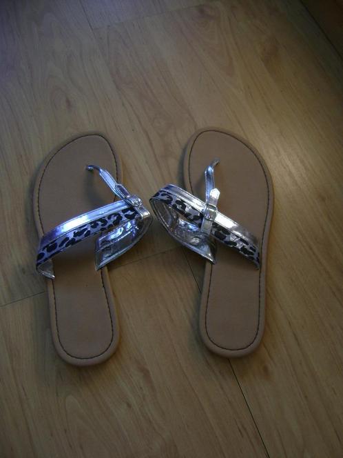 Slippers / teenslippers maat 40 /41 kleur zilver, Kleding | Dames, Schoenen, Nieuw, Slippers, Ophalen of Verzenden