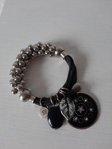 Leuke Zwarte Zilverkleurige Armband met Bedels beschikbaar voor biedingen