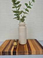 Handgemaakt vintage vaas. Hoge geribbelde ecru vaas keramiek, Ophalen of Verzenden, ., ., .