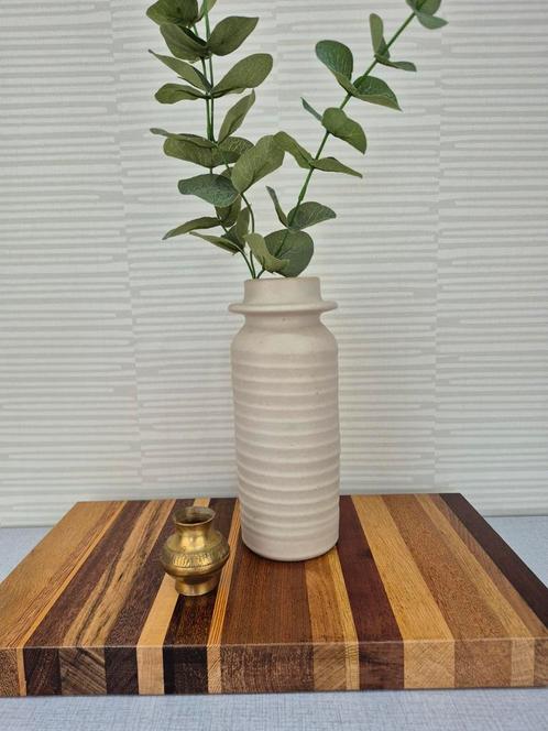 Handgemaakt vintage vaas. Hoge geribbelde ecru vaas keramiek, Huis en Inrichting, Woonaccessoires | Vazen, Ophalen of Verzenden