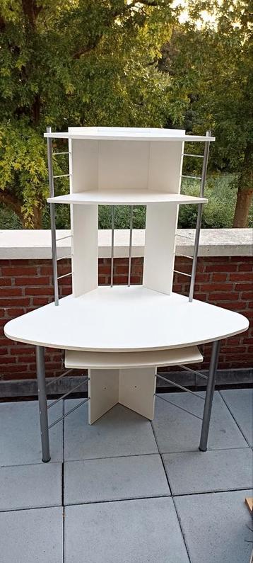 Hoekbureau beschikbaar voor biedingen