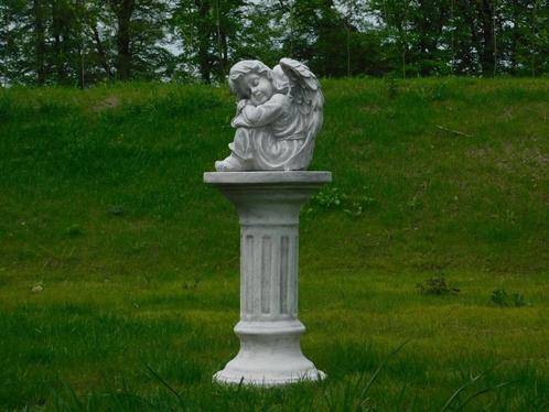 Zittende engel op sokkel - vol steen, Tuin en Terras, Tuinbeelden, Nieuw, Engelenbeeld, Steen, Ophalen of Verzenden