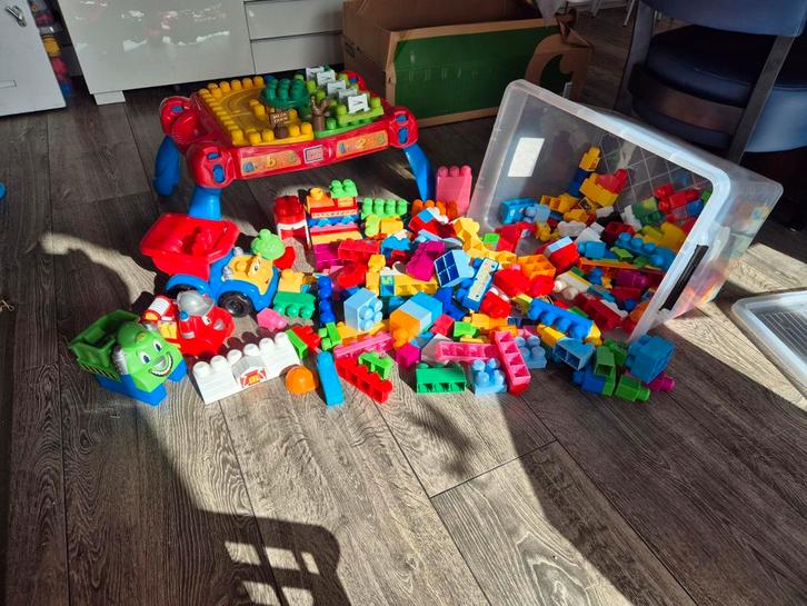 Mega bloks en tafel, Kinderen en Baby's, Speelgoed | Bouwstenen, Zo goed als nieuw, Megabloks, Ophalen