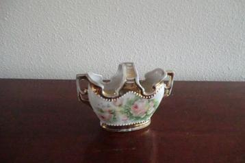 vaasje van aardewerk / porselein - beschilderd met rozen beschikbaar voor biedingen