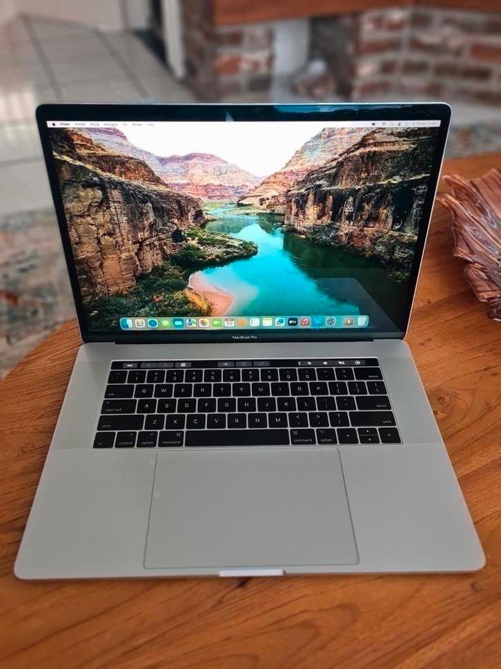 MacBook Pro 15 inch Touchbar  met laatste MacOS versie 15,7, Computers en Software, Apple Macbooks, Zo goed als nieuw, MacBook Pro