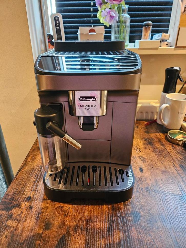 Delonghi Magnifica Evo - Espresso Machine, Witgoed en Apparatuur, Koffiezetapparaten, Gebruikt, Koffiebonen, Espresso apparaat
