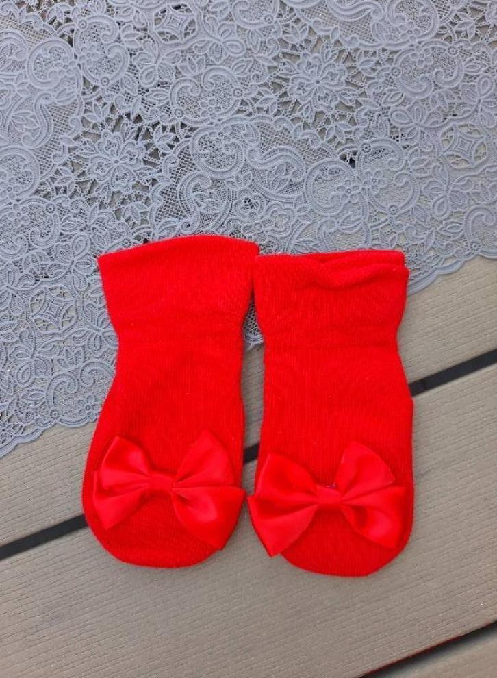 Gloednieuwe sokjes met strik rood Mt 0-6 mnd, Kinderen en Baby's, Babykleding | Schoentjes en Sokjes, Nieuw, Meisje, Sokjes, Ophalen of Verzenden