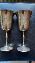 Antiek 2 metalen wijnkelken 18,5 cm. hg. met wapen? gravure, Ophalen of Verzenden, Gebruikt, Overige typen