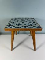 Oud houten vintage bijzettafel met ingelegde tegeltjes, Ophalen of Verzenden