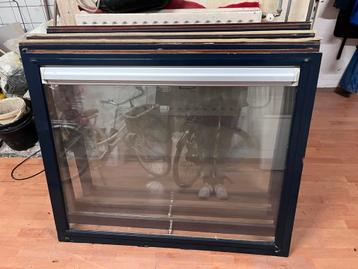 Houten raam met dubbel glas en ventilatierooster beschikbaar voor biedingen