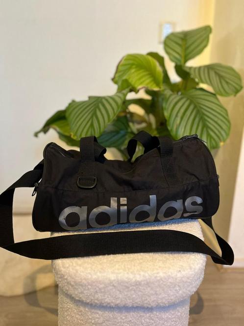 Adidas lineair dufflebag reis/sport tas., Sieraden, Tassen en Uiterlijk, Tassen | Sporttassen, Zo goed als nieuw, Unisex volwassen