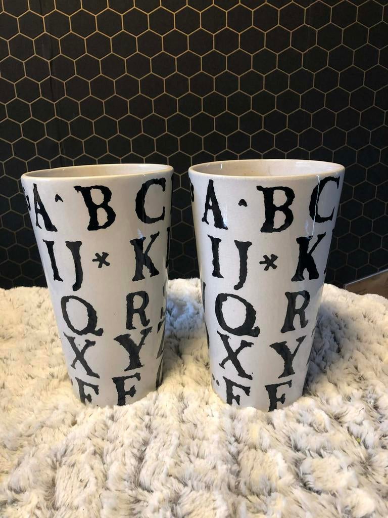 Set van 2 witte vazen met zwarte letters, Gebruikt, Wit, Aardewerk of Porselein, Ophalen of Verzenden
