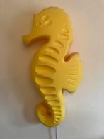 Grote, okergele wandlamp zeepaard Smila Sjohast, Huis en Inrichting, Ophalen of Verzenden, Zo goed als nieuw