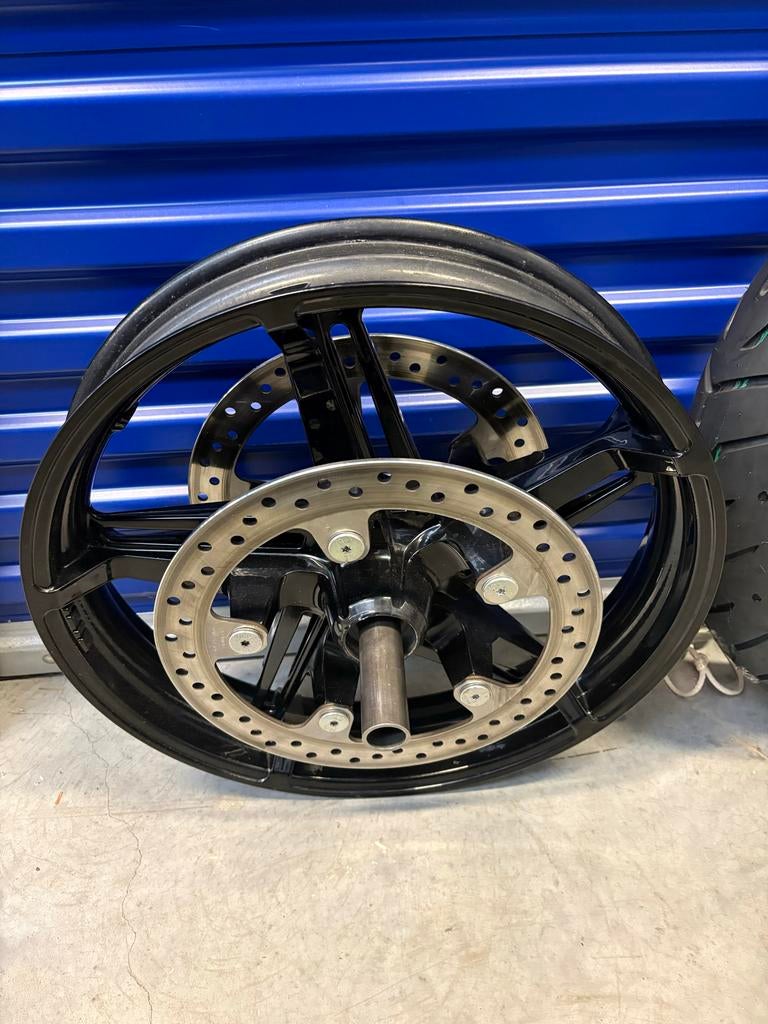 Harley Davidson gepoedercoate velg met band en remschijven, Motoren, Ophalen of Verzenden, Gebruikt