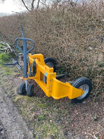 Pompwagen voor ruw terrein beschikbaar voor biedingen