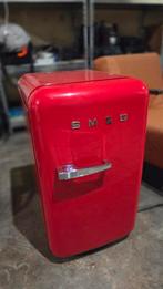 Retro Rode SMEG Koelkast - Compact en Stijlvol, Ophalen, Minder dan 85 cm, Minder dan 75 liter, Energieklasse A of zuiniger