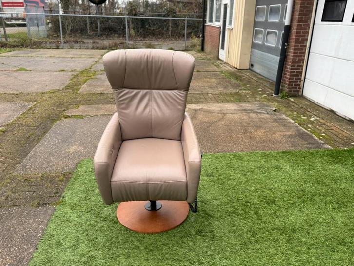 Sta-op stoel PROMINENT Sorisso fauteuil taupe leer met accu, Huis en Inrichting, Fauteuils, Zo goed als nieuw, Hout, Leer, Metaal