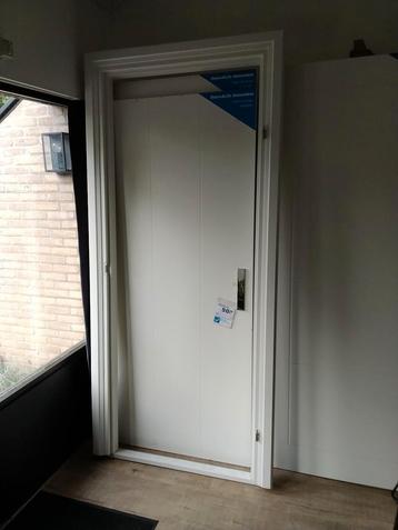 Nieuw kozijn opdekdeur, 211,5/83, rechts draaiend  beschikbaar voor biedingen