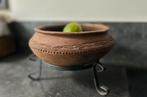 Klein handgemaakt terracotta schaaltje op voet sober sleets, Antiek en Kunst, Ophalen of Verzenden