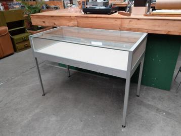 Tafelvitrine - museumvitrine - vitrine tafel beschikbaar voor biedingen
