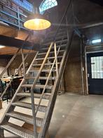 Industriële trap- met plateau- Gedemonteerd, Doe-het-zelf en Verbouw, Ladders en Trappen, Ophalen of Verzenden, Gebruikt, Trap