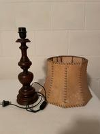 Tk vintage tafellamp, kap varkensblaas/varkensleer voet hout, Huis en Inrichting, Lampen | Tafellampen, Ophalen of Verzenden, Hout