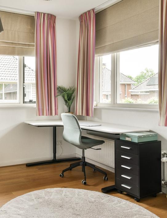 IKEA Bekant Hoekbureau 160x110cm - Wit blad, zwarte poten, Huis en Inrichting, Slaapkamer | Bedden, Gebruikt, Eenpersoons, 160 cm