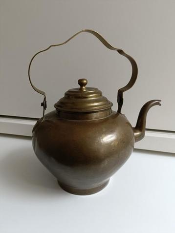 Grote antieke koperen waterketel of theepot beschikbaar voor biedingen