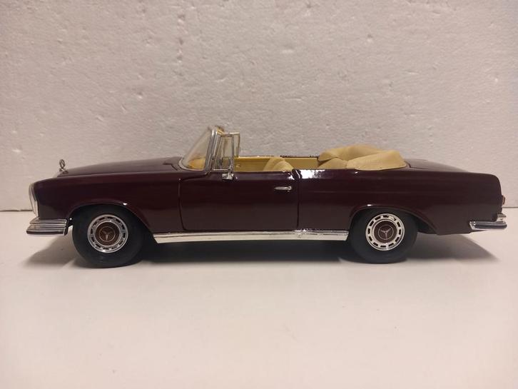 Aansteker Mercedes 280 SE 1966 rood Maisto nobox  1:18 KRD, Hobby en Vrije tijd, Modelauto's | 1:87, Zo goed als nieuw, Auto, Overige merken