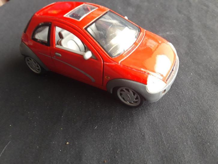 Ford Ka rood 1:24 NIEUWSTAAT, Hobby en Vrije tijd, Modelauto's | 1:24, Zo goed als nieuw, Auto, Ophalen of Verzenden