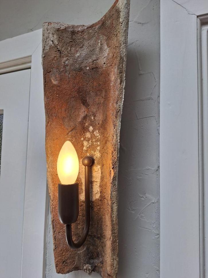 Wandlampje op oude Franse terracotta dakpan, Huis en Inrichting, Lampen | Wandlampen, Gebruikt, Ophalen of Verzenden