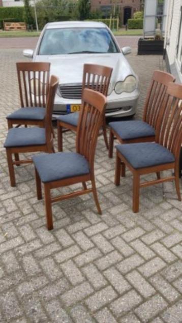 stoelen te koop, massief eikenhout met nette zittingen beschikbaar voor biedingen